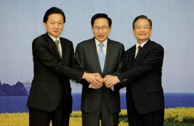Former Japanese Prime Minister Yukio Hatoyama, Chinese Premier Wen Jiabao and South Korean President Lee Myung-bak before the third trilateral summit in South Korea, May 2010