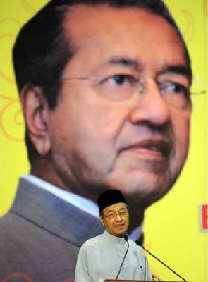 Mahathir Mohamed speaking at the inauguration of the Malay nationalist group Perkasa in Kuala Lumpur on 27 March 2010. (Photo: SAEED KHAN / AFP / Getty Images)