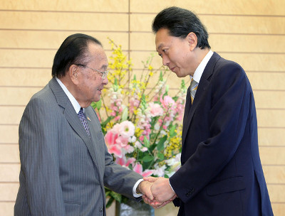 U.S. Senator Daniel Inouye in discussion with former Japanese Prime Minister Yukio Hatoyama, January 2010