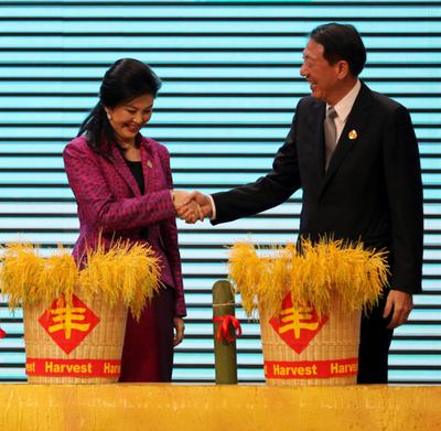 Yingluck Shinawatra, left, Prime Minister of Thailand, shakes hands with Teo Chee Hean, Deputy Prime Minister of Singapore during the opening ceremony for the 10th China-ASEAN Expo and the 10th China-ASEAN Business and Investment Summit in Nanning, south Chinas Guangxi Zhuang Autonomous Region, 3 September 2013. (PHOTO: AAP)