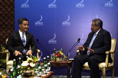 Indonesia's President Susilo Bambang Yudhoyono (R) speaks to Hong Kong Chief Executive Leung Chun-ying (L) during their bilateral meeting on the sidelines of the Asia-Pacific Economic Cooperation (APEC) Summit (Photo: AAP)