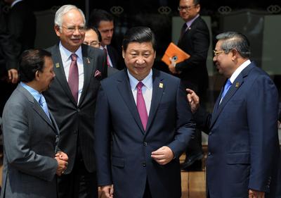 (L to R) Brunei's Sultan Hassanal Bolkiah, Malaysia's Prime Minister Najib Razak, China's President Xi Jinping and Indonesia's President Susilo Bambang Yudhoyono line up to take part in the traditional 