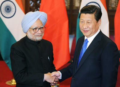 Indian Prime Minister Manmohan Singh (L) and Chinese President Xi Jinping shake hands before their meeting at the Diaoyutai State Guesthouse in Beijing on Oct. 23, 2013. (Pool photo by Kyodo News)