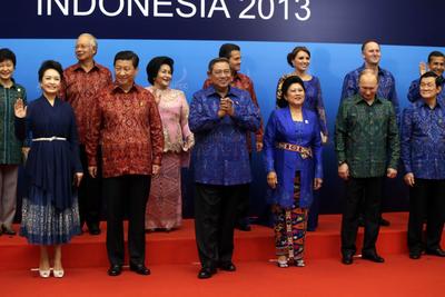 (1st row) China's First Lady and President, Indonesia's President and First Lady, Russia's President, (2nd row) South Korea’s President, Malaysian Prime Minister and First Lady, Mexico's President and First Lady, New Zealand’s Prime Minister and Peru's President take part in the Asia-Pacific Economic Cooperation (APEC) Summit in Bali on 7 October 2013. (Photo: AAP)
