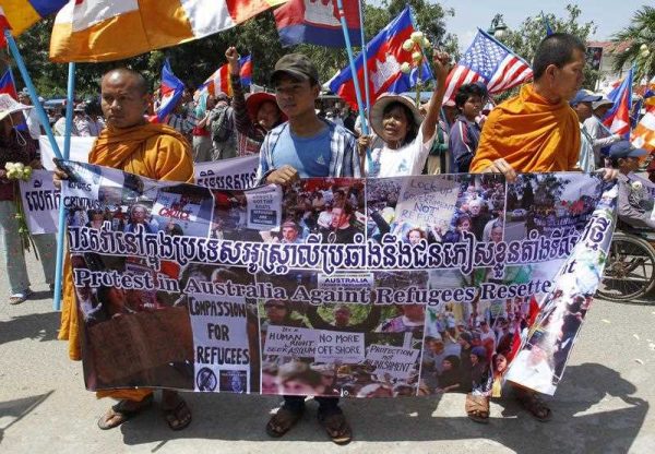 Cambodian protesters hold a banner during a protest near Australian Embassy in Phnom Penh, Cambodia, 17 October 2014. Cambodians protest against an agreement between Australia and Cambodia on the resettlement of refugees. (Photo: AAP)