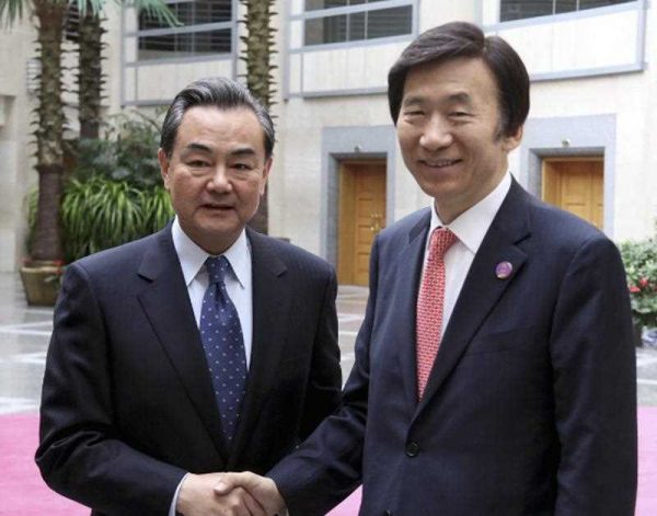 South Korean Foreign Minister Yun Byung-se shakes hands with Chinese Foreign Minister Wang Yi in Beijng, China, 07 November 2014, as they discuss North Korea's nuclear ambitions and an upcoming summit meeting between President Park Geun-hye and Chinese President Xi Jinping on the sidelines of the Asia-Pacific Economic Cooperation gathering. (Photo: AAP)