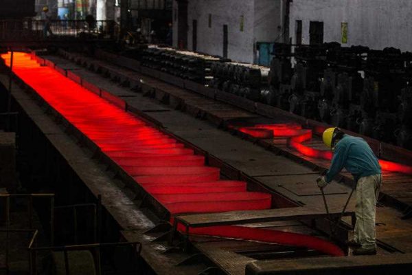 A Chinese worker surveys the production of steel at a steel plant in Hangzhou city, Zhejiang province, 5 August 2014. China's industrial output growth by a less-than-expected 7.2 per cent in November from a year earlier, though retail sales expanded 11.7 per cent, beating forecasts, the National Bureau of Statistics said on Friday (12 December 2014). (Photo: AAP).