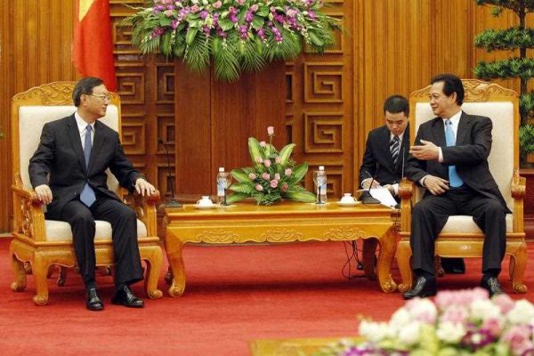 Chinese State Councillor Yang Jiechi (L) and Vietnamese Prime Minister Nguyen Tan Dung (R) attend a meeting in Hanoi on June 18, 2014. Beijing's top foreign policy official began talks with Vietnamese leaders in Hanoi on June 18 over China's stationing of an oil rig in disputed waters, which sent the two countries' relations plunging to their lowest point in decades. (Photo: AAP)