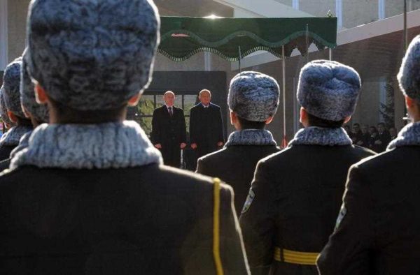 Russian President Vladimir Putin and President of Uzbekistan Islam Karimov inspect an honor guard before their meeting at the Kuksaroi Presidential Residence in Tashkent, Uzbekistan, 10 December 2014. (Photo: AAP)