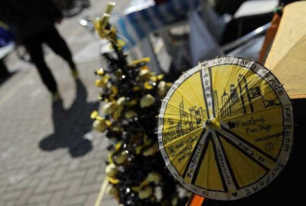 A paper umbrella and Christmas tree are displayed to decorate the last remaining pro-democracy protest site in the Admiralty district of Hong Kong on December 22, 2014. (Photo: AAP)