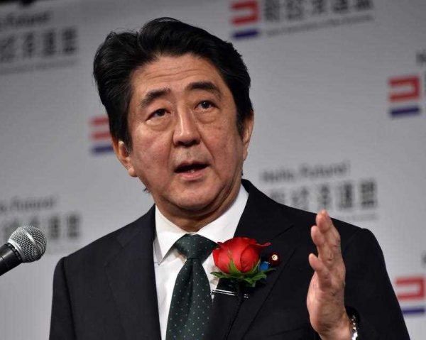 Japanese Prime Minister Shinzo Abe delivers a speech at a New Year party of business group Japan Association of New Economy, 22 January 2015. (Photo: AAP).