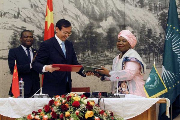 Zhang Ming, China's Vice Minister of Foreign Affairs takes part in a signing ceremony with Chair of the African Union Commission Nkosazana Dlamini Zuma after signing an agreement in Addis Ababa, Ethiopia Tuesday, Jan. 27, 2015. (Photo: AAP)