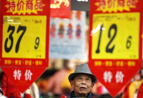 A customer shops at a supermarket in Huaibei city, China, 10 February 2015. China's inflation plunged to 0.8 per cent in January, its lowest level for more than five years, official data showed. (Photo: AAP).