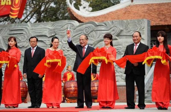 Nguyen Sinh Hung, chairman of the National Assembly, Nguyen Xuan Phuc deputy prime minister and Pham Quang Nghi, Communist Party chief for Hanoi, attend a ribbon cutting ceremony next to a statue of Vietnam's former emperor Quang Trung during a ceremony marking the 226th anniversary of a celebrated military victory against China, in Hanoi on 23 February 2015. (Photo: AAP)