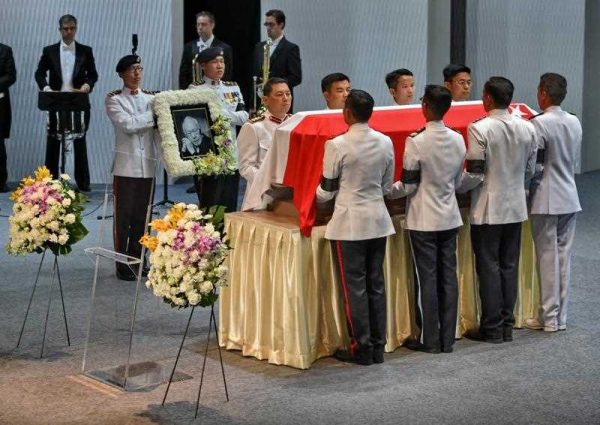 Vigil guards lift the casket of Singapore's late former prime minister Lee Kuan Yew in Singapore on 29 March 2015. (Photo: AAP).