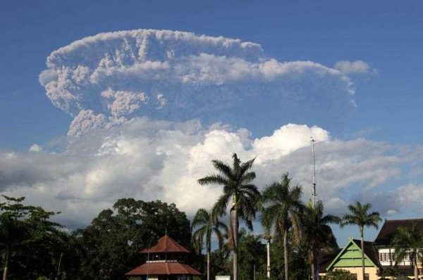 A giant cloud of ash and steam rises from the Sangeang Api volcano in Indonesia. The volcanic arc to the north of Australia poses the greatest risk to humanity. (Photo: AAP)