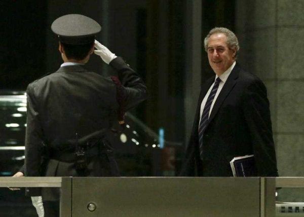 US Trade Representative Michael Froman is saluted by a guard while returning to the office for next negotiation with Japanese Economic and Fiscal Policy Minister Akira Amari in Tokyo, Japan, 20 April 2015. (Photo: AAP)