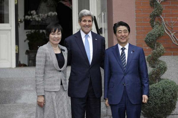Secretary of State John Kerry stands next to Japanese Prime Minister Shinzo Abe and Abe's wife Akie Abe for a photograph in front of Kerry's residence in Boston, 26 April 2015. Abe has arrived in the US for a week-long visit. (Photo: AAP).