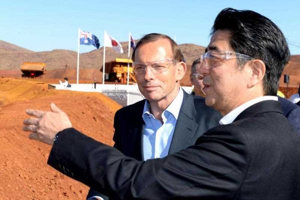 Australian Prime Minister Tony Abbott and Japanese Prime Minister Shinzo Abe during a tour of an iron ore mine in the Pilbara, West Australia, 9 July 2014. (Photo:AAP).