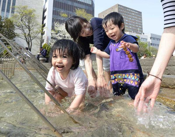 Children play in the fountains at Odori Park in Sapporo, Japan, 27 April 2015.(Photo: AAP).