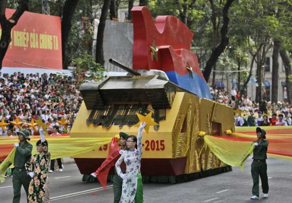 A float depicting a tank that crashed through the gate of the presidential palace marking 