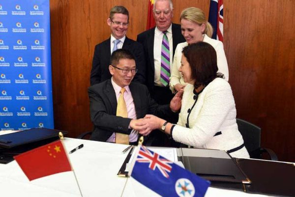 Queensland Premier Annastacia Palaszczuk shakes hands with General Manager of Hebei Wanda New Airline International Travel Service Xie Hong after signing a travel agreement between the Gold Coast and China, at Parliament House in Brisbane, Australia, 5 May 2015. (Photo: AAP)
