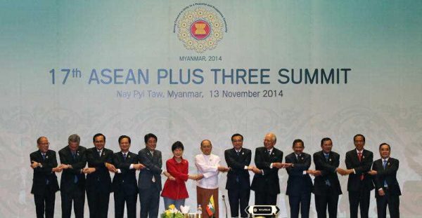 Participants of the ASEAN Plus 3 Summit shake hands. (Photo: AAP)
