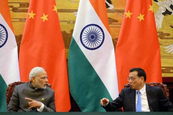 Indian Prime Minister Narendra Modi talks with Chinese Premier Li Keqiang during a signing ceremony at the Great Hall of the People in Beijing, China, 15 May 2015. (Photo: AAP)