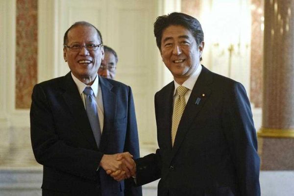 Japanese Prime Minister Shinzo Abe welcomes Philippine President Benigno Aquino III to the Akasaka State Guesthouse in Tokyo, Japan, 04 June 2015. (Photo: AAP)