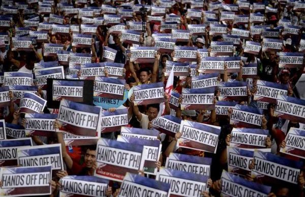 Activists hold a protest in front of the Chinese Consular Office in Manila on 12 June 2015, as the country commemorates the 117th anniversary of the Philippines' declaration of independence from Spain. The protesters shouted slogans against China's reclamation and construction activities on islands and reefs in the Spratly Group of the South China Sea that are also claimed by the Philippines. (Photo: AAP)