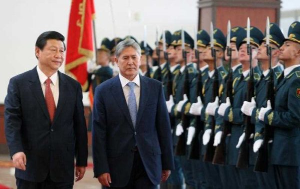 China's President Xi Jinping (L) and Kyrgyzstan's President Almazbek Atambayev (R) inspect a honor guard during a welcoming ceremony at Manas airport in Bishkek, Kyrgyzstan, 10 September 2013. (Photo: AAP)