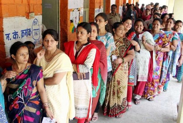 Indian women voters wait patiently in a long queue at a polling station during the fifth phase of the Indian General elections in Bhopal, India on 17 April 2014. (Photo: AAP)