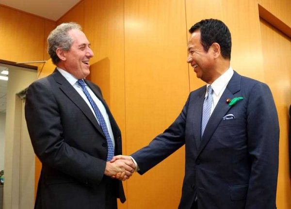 US Trade Representative Michael Froman shakes hands with his Japanese counterpart Akira Amari prior to their talks over deadlocked Trans-Pacific Partnership (TPP) negotiations, at Amari's office in Tokyo on 19 April 2015. (Photo: AAP)
