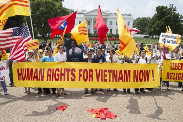 People protest for human rights and democracy in Vietnam outside the White House during the visit of General Secretary Nguyen Phu Trong of Vietnam, in Washington DC, USA, 7 July 2015. (Photo: AAP)