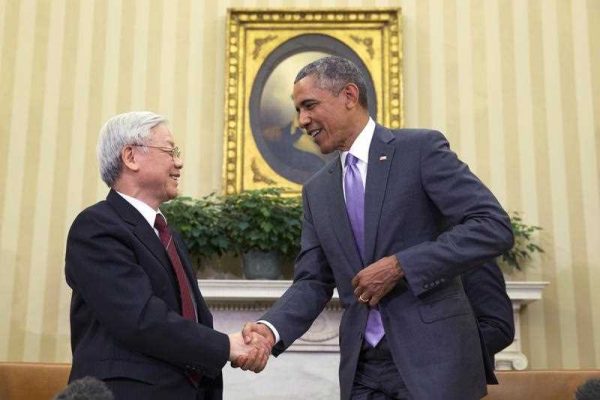US President Barack Obama and Vietnamese General Secretary Nguyen Phu Trong meet in the Oval Office of the White House in Washington, DC, July 7, 2015. (Photo: AAP)