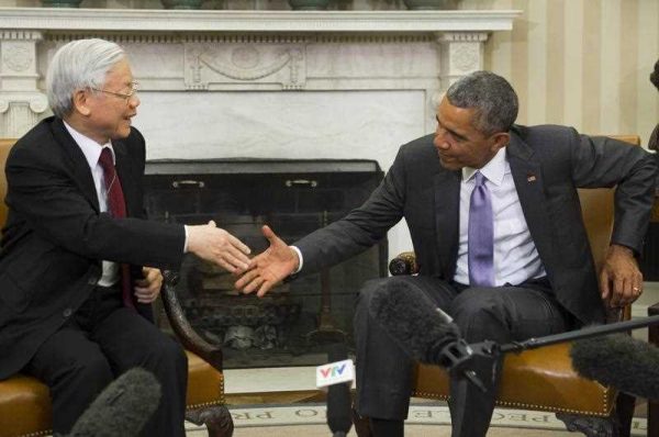 US President Barack Obama and Vietnamese General Secretary Nguyen Phu Trong shake hands during a meeting in the Oval Office of the White House in Washington, DC, 7 July 2015. (Photo: AAP)