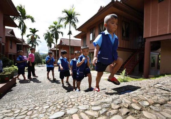 Children head to get a mid-morning snack at Yaowawit School, Thailand, 3 November 2014. (Photo: AAP)