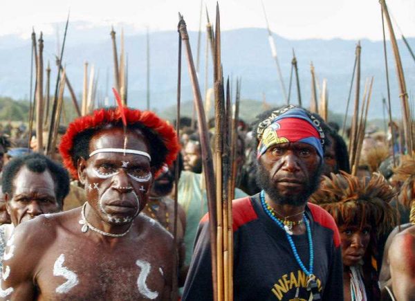 Papuan people participate in a march to commemorate the UN's International Day of the World's Indigenous People in Wamena on 9 August, 2008. For a period of time PNPM-RESPEK was the only program reaching native Papuans in remote rural areas. (Photo: AAP)