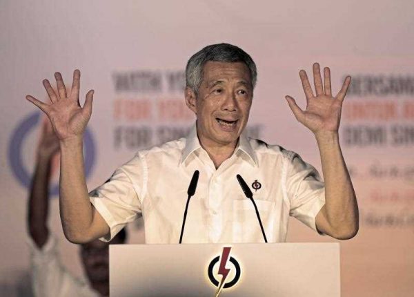 Singapore Prime Minister and Secretary General of the ruling People's Action Party Lee Hsien Loong gestures while delivering his speech during a political rally at the opposition constituency of Aljunied in Singapore, 04 September 2015. (Photo: AAP)