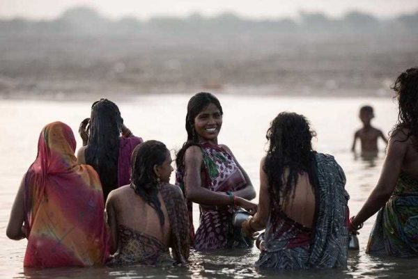 A group of Indian Hindu women gather to perform a morning puja, or prayer ritual, in the River Ganges in Varanasi on 18 September 2015. (Photo: AAP)