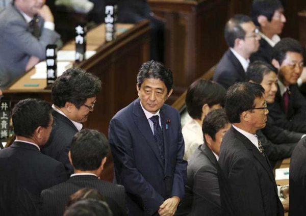 Japanese Prime Minister Shinzo Abe waits for a vote of opposition-submitted no-confidence motion against his cabinet at the lower house of the parliament in Tokyo, 18 September 2015. (Photo: AAP)
