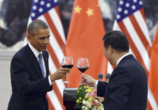 President Barack Obama toasts with Chinese President Xi Jinping at a lunch banquet in the Great Hall of the People in Beijing, 12 November 2014. China will get its second state dinner under Barack Obama when Xi Jinping arrives at the White House on 25 September 2015. (Photo: AAP)