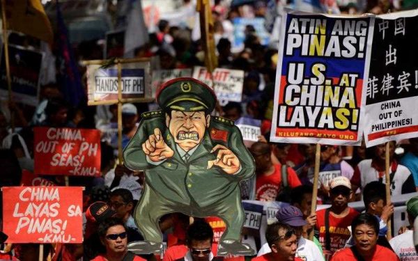 Activists hold a protest in front of the Chinese Consular Office in Manila on June 12, 2015 (Photo: AAP)