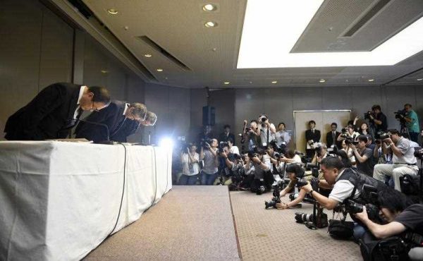Toshiba Corp president Hisao Tanaka (2-L), chairman Masashi Muromachi (L) and executive officer Keizo Maeda (3-L) bow during a press conference at the company headquarters in Tokyo, Japan, 21 July 2015. Toshiba Corp president Hisao Tanaka announced he steps down after a third-party panel found the company had inflated its profits by 151.8 billion yen (1.22 billion dollars) over seven years. (Photo: AAP)