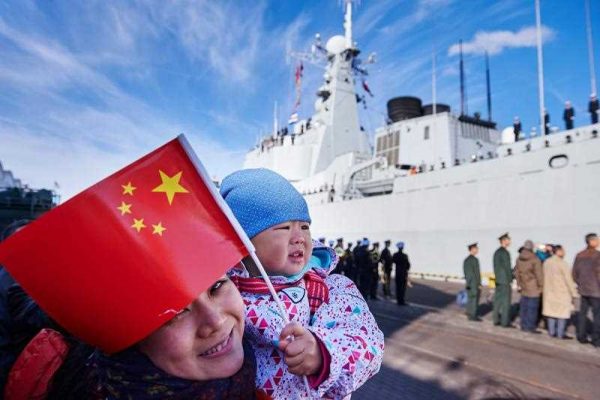 Chinese people living in Poland wait for Chinese Navy ships in the port of Gdynia in Gdynia, Poland, 07 October 2015. (Photo: AAP)