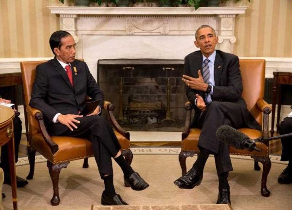 US President Barack Obama meets with President Joko Widodo of Indonesia in the Oval Office of the White House, in Washington, DC, USA, 26 October 2015. This was Jokowi's first-ever presidential visit to the United States. (Photo: AAP)