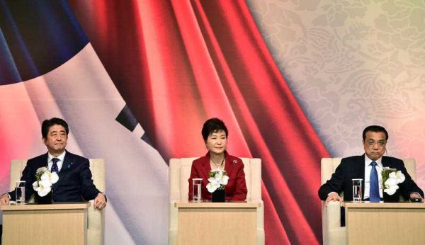South Korean President Park Geun-hye, Chinese Premier Li Keqiang,and Japanese Prime Minister Shinzo Abe, during a news conference after trilateral summit at the Presidential Blue House in Seoul, South Korea, 1 November, 2015. The leaders of South Korea, China and Japan met Sunday for their first summit talks in more than three years as the Northeast Asian powers struggle to find common ground amid bickering over history and territory disputes. (Photo: AAP)