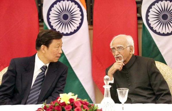 Chinese vice president Li Yuanchao chats with Indian vice president Mohammad Hamid Ansari prior to their meeting in New Delhi, India, 6 November 2015. Chinese vice president Li Yuanchao is in India on a state visit to strengthen the political and bilateral ties between the two countries. (Photo: AAP)