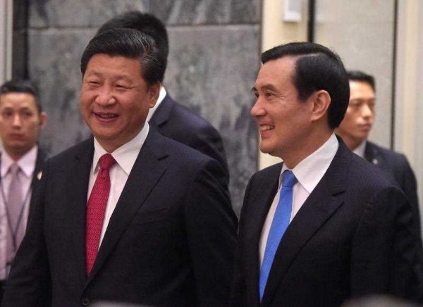 Chinese President Xi Jinping and Taiwanese President Ma Ying-jeou enter the ballroom at the Shangri-la Hotel in Singapore, 07 November 2015. (Photo: AAP)