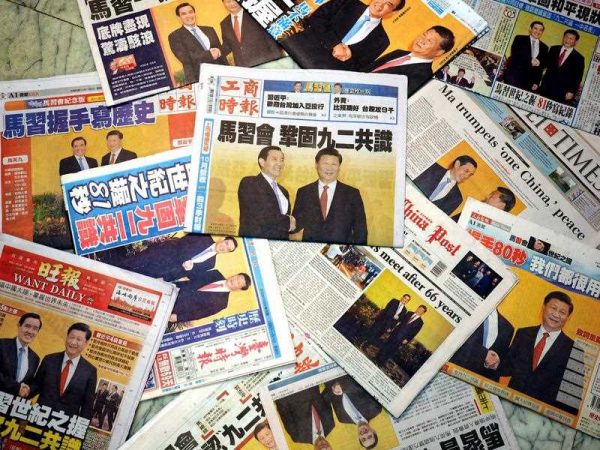 Taiwanese newspaper front-pages are dominated by reports and photos of the the meeting between Chinese President Xi Jinping and Taiwan's President Ma Ying-jeou in Singapore, 8 November 2015. (Photo: AAP)